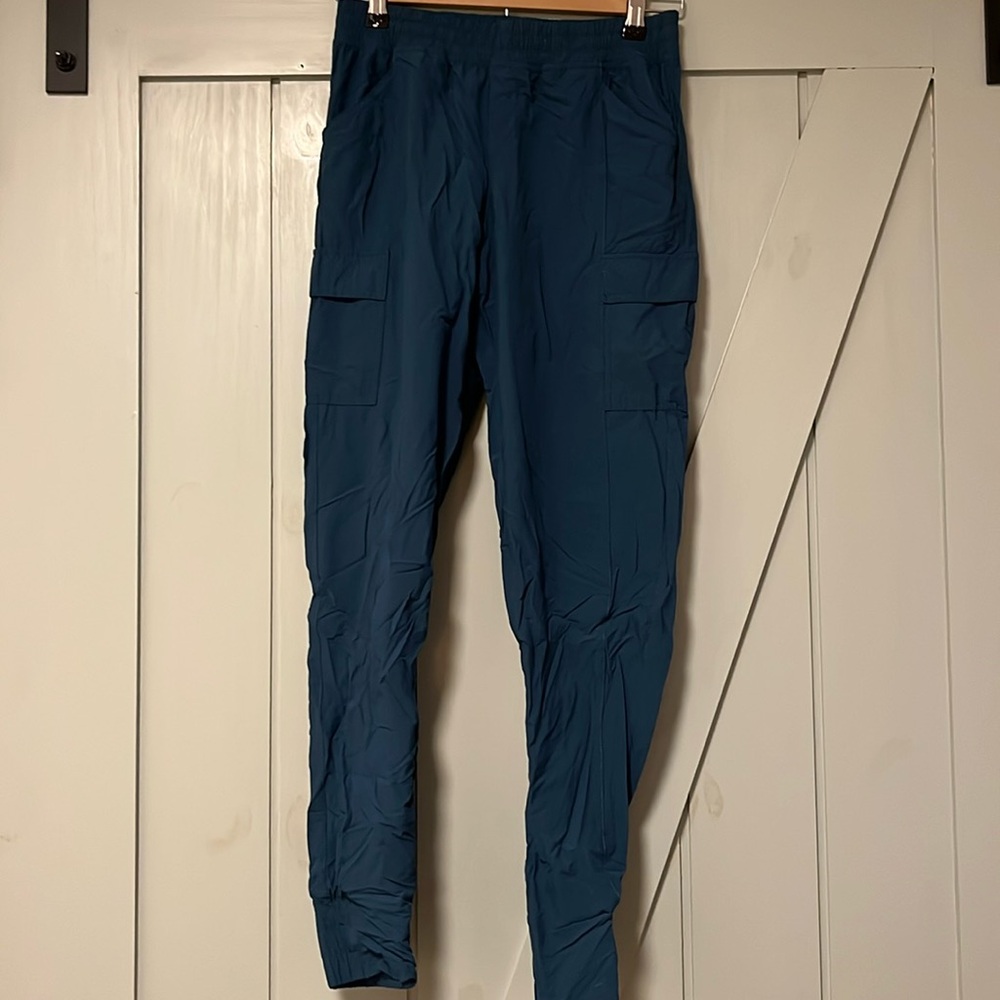 Women’s real north face hiking pants with draw string and 6 pockets